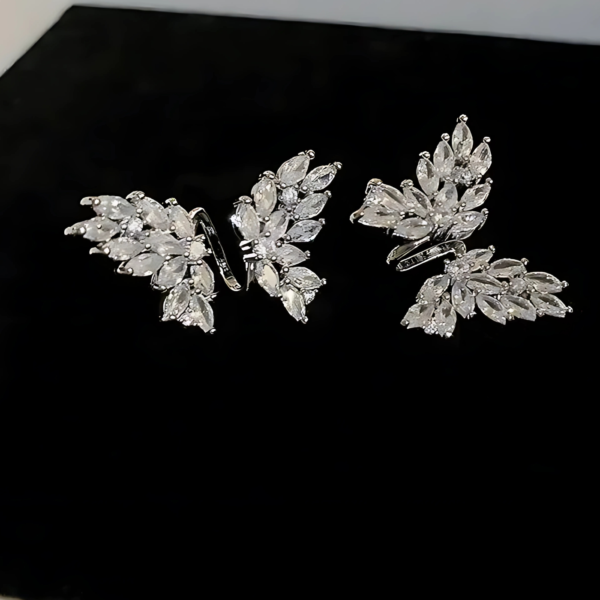Leaf Crystal Stud Earrings – Elegant Silver Finish