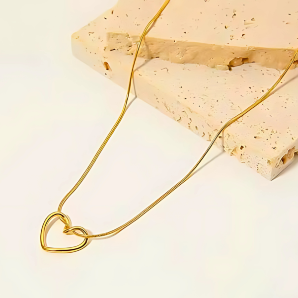 Elegant Twisted Heart Pendant Necklace – 18K Gold-Plated Chain for Women